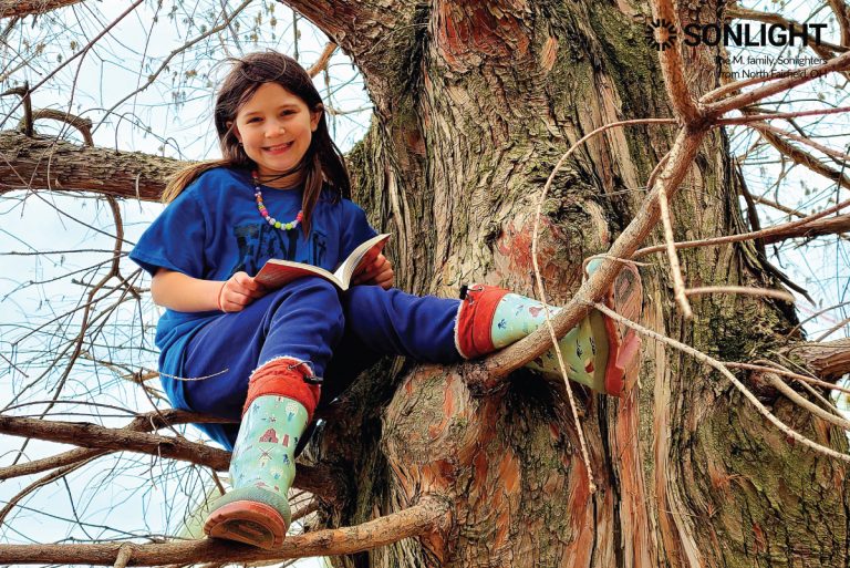 A Rosie, de 9 años, le encanta leer en lugares creativos al aire libre.